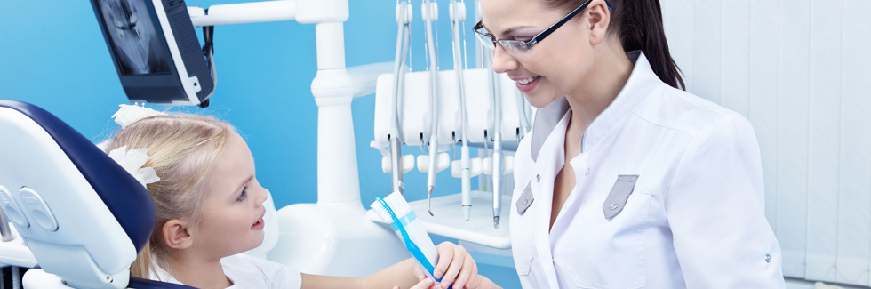 Dentist with little girl 