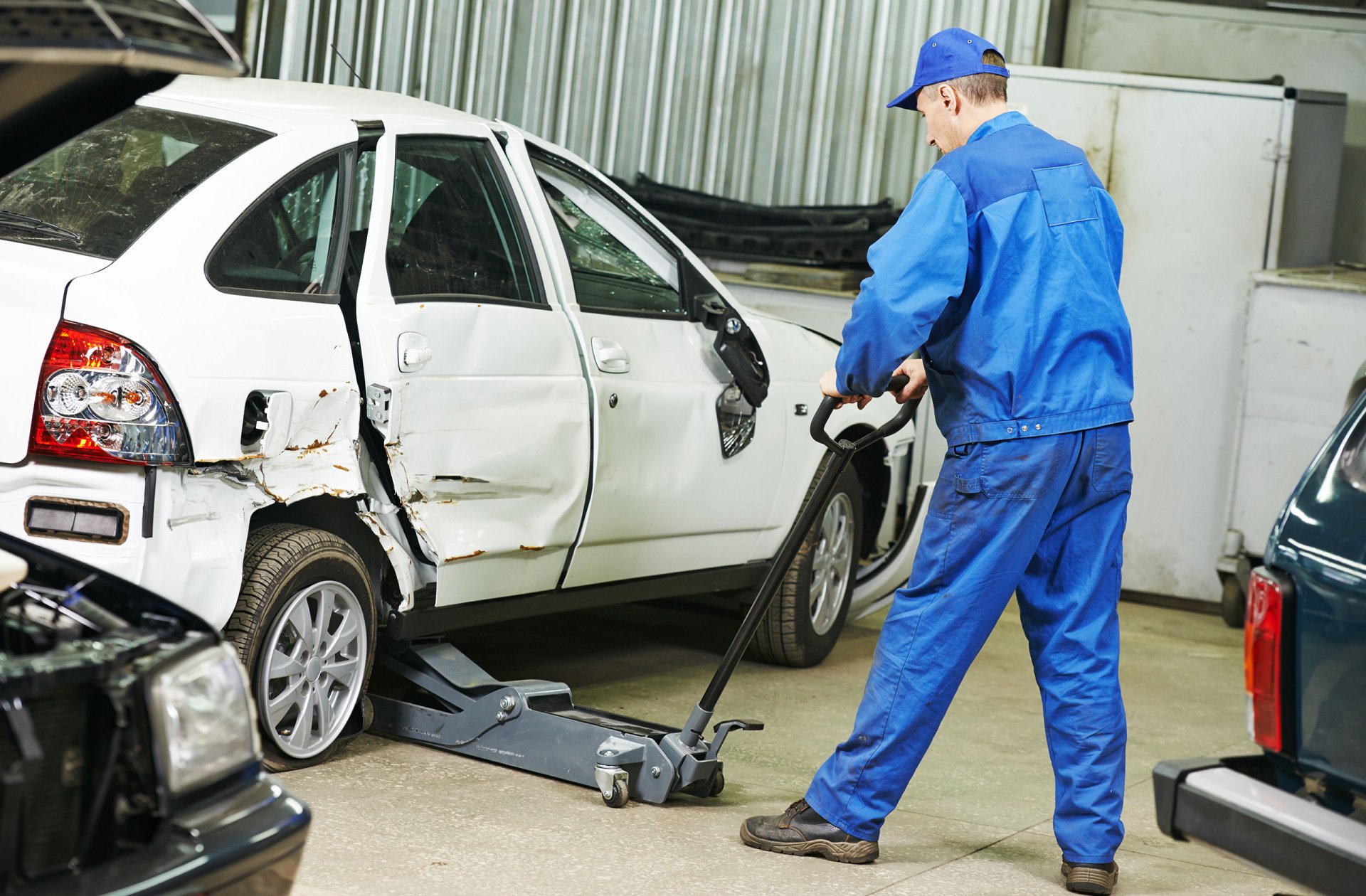 Чинить авто. Что будет с ремонтом машин. Процесс рихтовки кузова автомобиля. Авторемонт кузова. Обслуживание автомобиля.